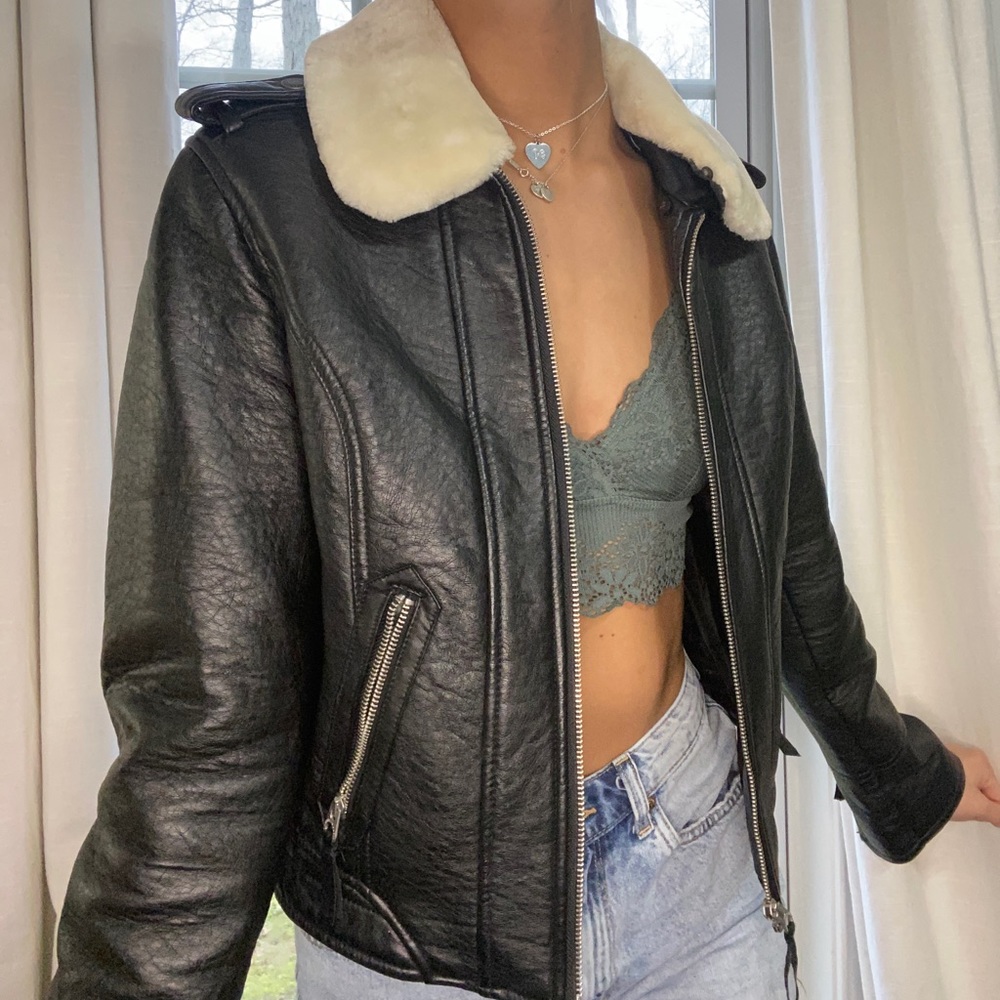 American eagle black leather jacket, fur collar is removable